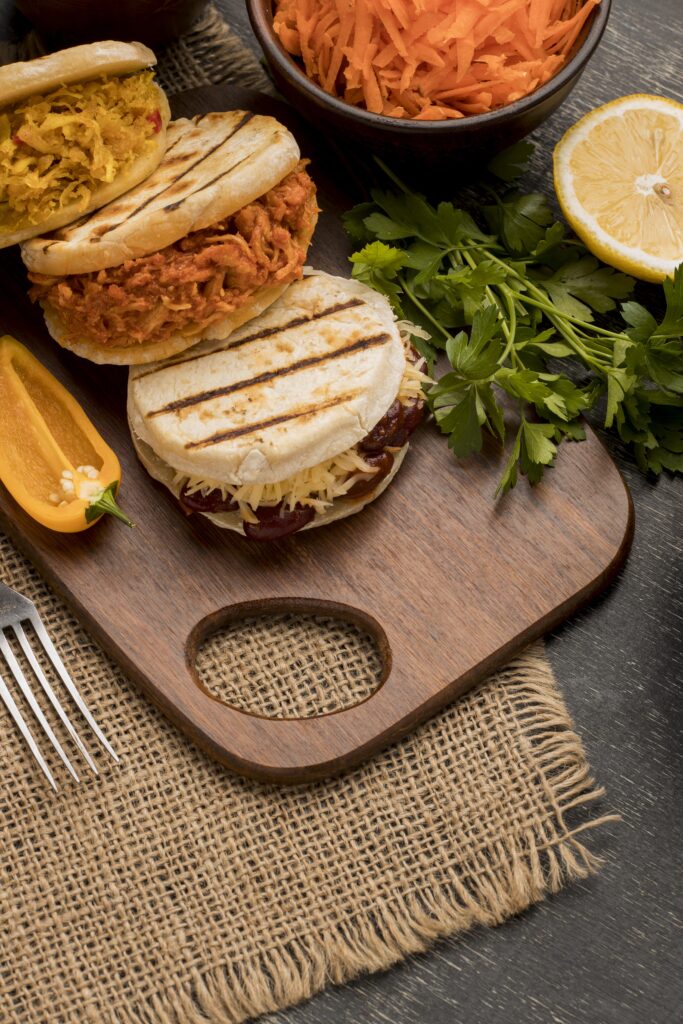 arreglo-de-comida-tradicional-de-alto-angulo